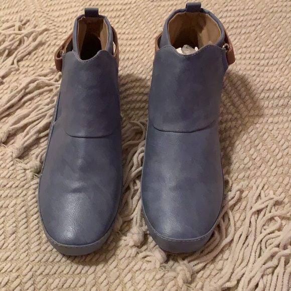 Clearance price! Bundle to save!
NWOT - Powder Blue Bootie size 38 - Picture 3 of 5